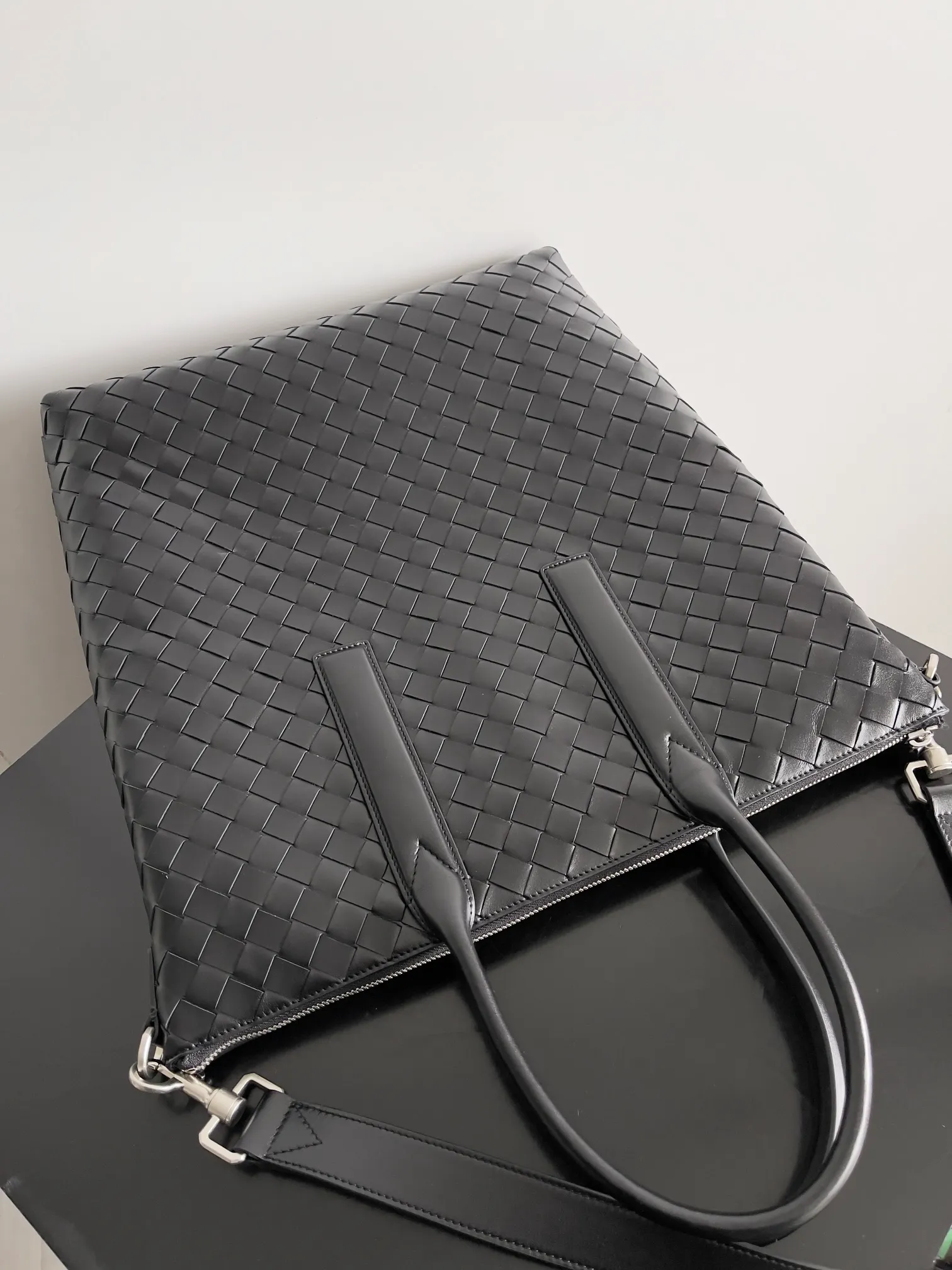 Batch 2520 BOTTEGA VENETA Bottega Veneta's 2025 new men's Intrecciato woven soft briefcase, the advanced version of the briefcase is officially launched. The classic calfskin weave has a gentle and generous style, which not only reduces the seriousness of work but also reflects taste. The large-capacity design takes into account the need of many men to go out to work, reducing the trouble of carrying multiple bags when going out. Small items such as computers and pens are all stored at once. The bag body is equipped with detachable shoulder straps on both sides, so one bag can be carried multiple times, reducing the burden on shoulders. Style number: 815783 Size: 39*33.5*8.5cm